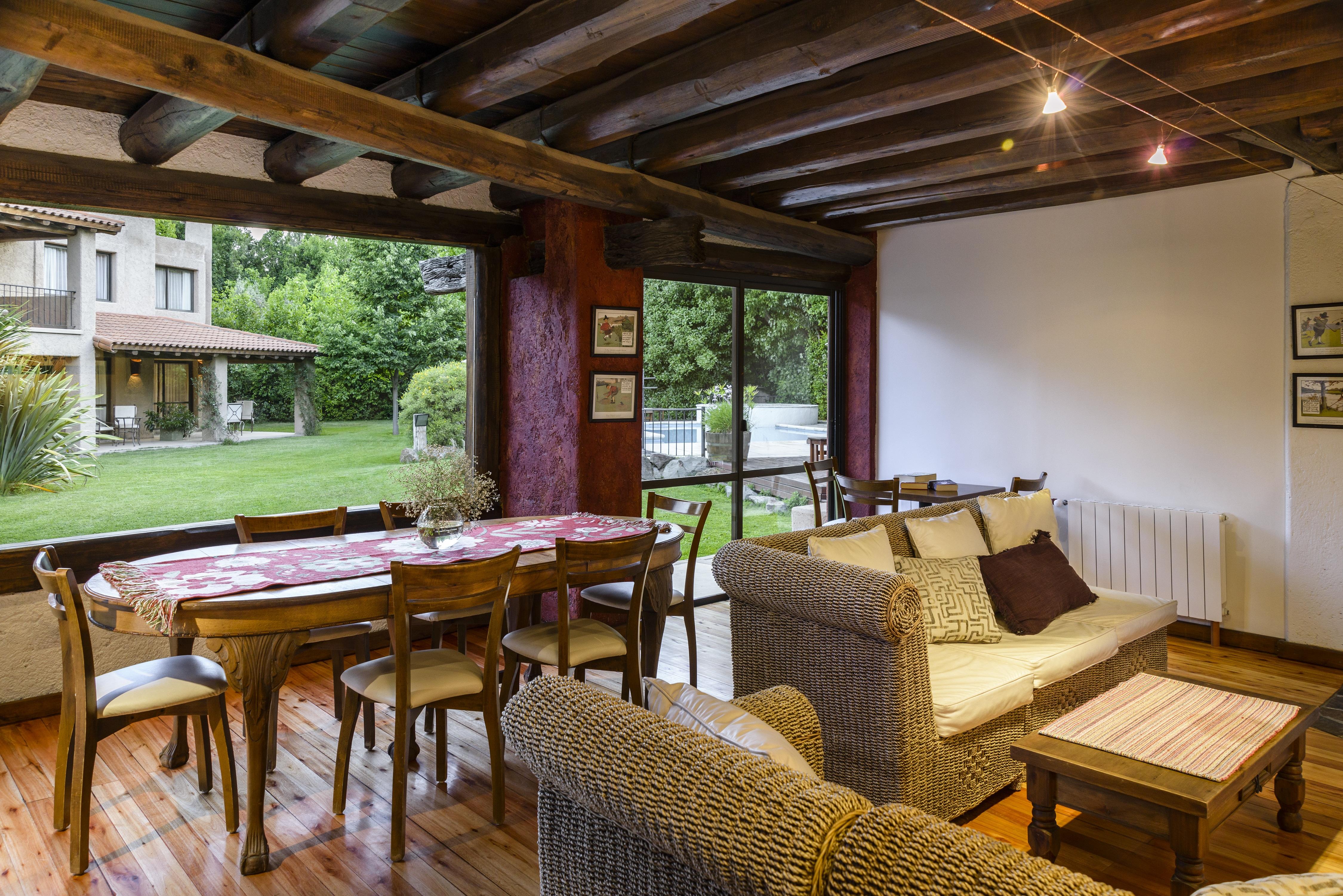 Hotel Lares De Chacras